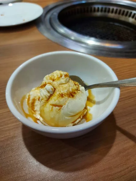 Ванильное Мороженое Карамельным Соусом Белой Миске — стоковое фото