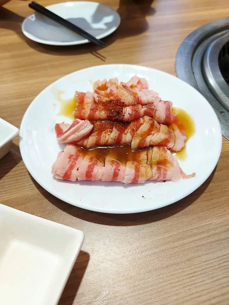 Bacon Placa Branca Pronto Para Grelhado Sendo Churrasco Japonês — Fotografia de Stock