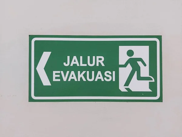 Σήμανση Διαδρομής Εκκένωσης Στον Τοίχο Κείμενο Στην Ινδονησία Απομονωμένο Υπόβαθρο — Φωτογραφία Αρχείου