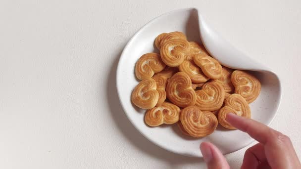 Küçük Kalp Şeklinde Şekerli Bisküvileri Beyaz Tabağa Serpiştirdim Zole Edilmiş — Stok video