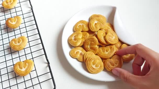 Servi Petit Cœur Forme Sucre Saupoudrer Biscuits Sur Une Assiette — Video