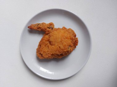 Beyaz tabakta kızarmış tavuk kanadı. İzole edilmiş arkaplan beyaz