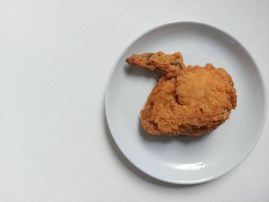 Beyaz tabakta kızarmış tavuk kanadı. İzole edilmiş arkaplan beyaz