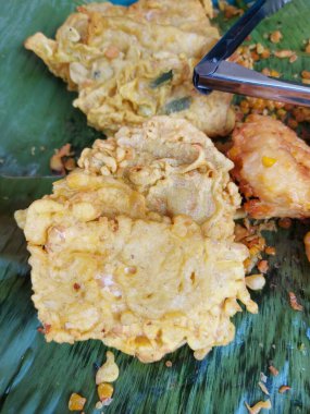 Tempe mendoan. It is traditional snack from indonesia. Made from tempeh wrapped with flour. Usually served with sweet soy sauce and chili. Savory taste.