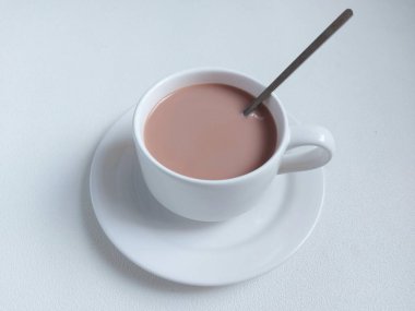 Bir fincan sıcak çikolata. Zevkli. İzole edilmiş arkaplan beyaz. 