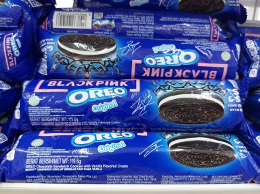 Bogor, Endonezya-jan 5-2023: oreo siyah pembesi mağaza vitrininde düzenlenmiş. Süt ve çikolata aromalı. Endonezya 'da viral ürün