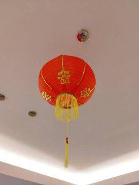 Kırmızı Çin kağıt feneri. Genellikle Çin yılbaşı etkinliklerinde süslemek için kullanılır.
