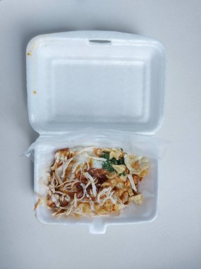 Bubur ayam. Tavuk lapası, Endonezya 'dan otantik kahvaltı menüsü. Köpükle servis edilir..