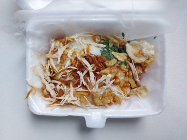 Bubur ayam. Tavuk lapası, Endonezya 'dan otantik kahvaltı menüsü. Köpükle servis edilir..