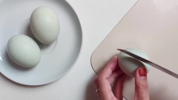Жінка Тримає Солене Яйце Блюдо Зроблене Яєць Які Зберігаються Солюючи — стокове відео