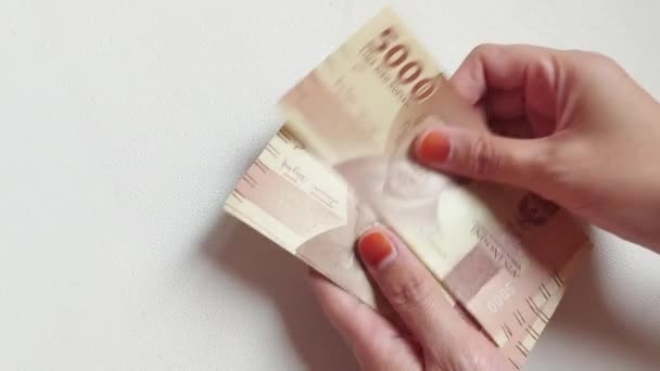 Woman Hand Counting Five Thousand Rupiahs Indonesian Money Isolated Background — Vídeos de Stock
