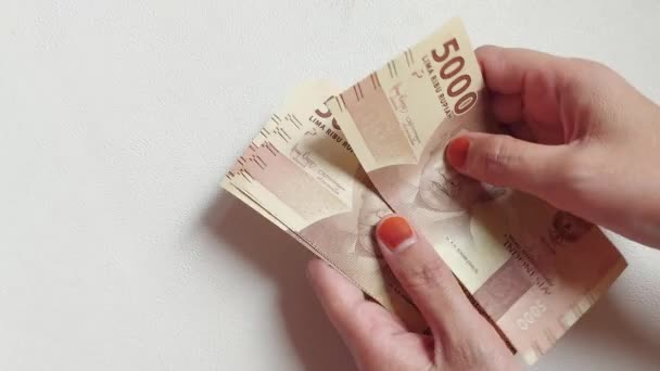 Woman Hand Counting Five Thousand Rupiahs Indonesian Money Isolated Background — Video Stock