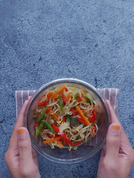 肚子痛 这是来自印度尼西亚的传统食品 用豆芽 胡萝卜 豆子做成的 调料调料 红辣椒 绿辣椒 — 图库照片