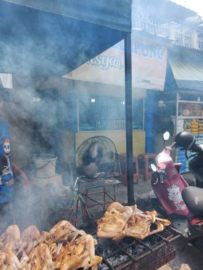 Karawang, Endonezya-20 Nisan 2023: Panggang ayam kampung. Endonezya usulü kızarmış tavuk..