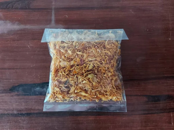 Bawang Goreng Vagy Bagor Vagy Sült Mogyoróhagyma Műanyag Csomagoláson Elszigetelt — Stock Fotó