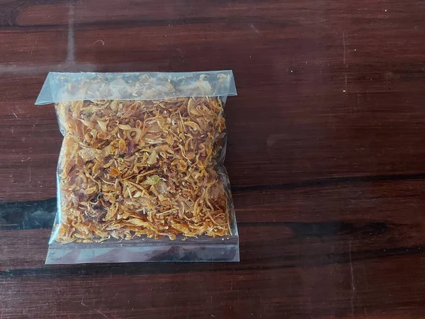Bawang Goreng Vagy Bagor Vagy Sült Mogyoróhagyma Műanyag Csomagoláson Elszigetelt — Stock Fotó