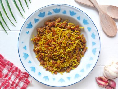 oreg tempe teri. Geleneksel Endonezya yiyeceğidir. Tempeh ve ançüezden yapılmış, sarımsak ve arpacık soğanlı. Tatlı ve lezzetli bir tat. Emaye tabağında servis edilir. izole arkaplan