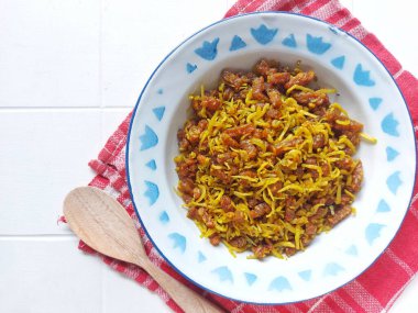 oreg tempe teri. Geleneksel Endonezya yiyeceğidir. Tempeh ve ançüezden yapılmış, sarımsak ve arpacık soğanlı. Tatlı ve lezzetli bir tat. Emaye tabağında servis edilir. izole arkaplan