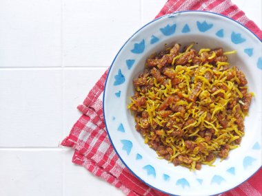 oreg tempe teri. Geleneksel Endonezya yiyeceğidir. Tempeh ve ançüezden yapılmış, sarımsak ve arpacık soğanlı. Tatlı ve lezzetli bir tat. Emaye tabağında servis edilir. izole arkaplan