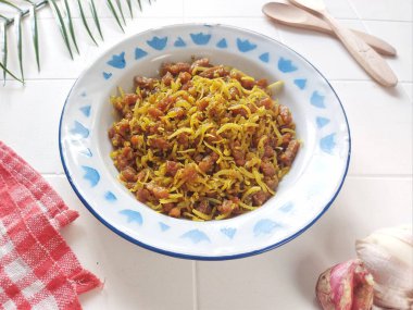 oreg tempe teri. Geleneksel Endonezya yiyeceğidir. Tempeh ve ançüezden yapılmış, sarımsak ve arpacık soğanlı. Tatlı ve lezzetli bir tat. Emaye tabağında servis edilir. izole arkaplan