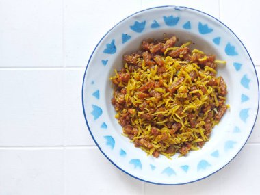 oreg tempe teri. Geleneksel Endonezya yiyeceğidir. Tempeh ve ançüezden yapılmış, sarımsak ve arpacık soğanlı. Tatlı ve lezzetli bir tat. Emaye tabağında servis edilir. izole arkaplan