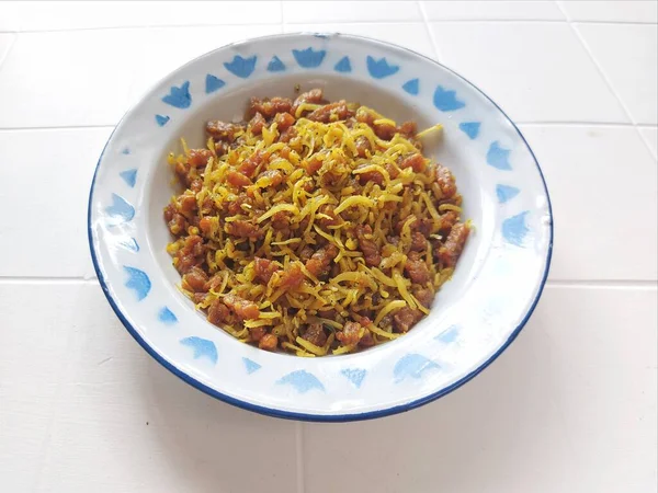オレグ テンペ インドネシアの伝統的な食べ物です テンペとアンチョビ ニンニクとエシャロットで味付け 甘みと旨味 エナメル板に盛り付けました 隔離された背景 — ストック写真