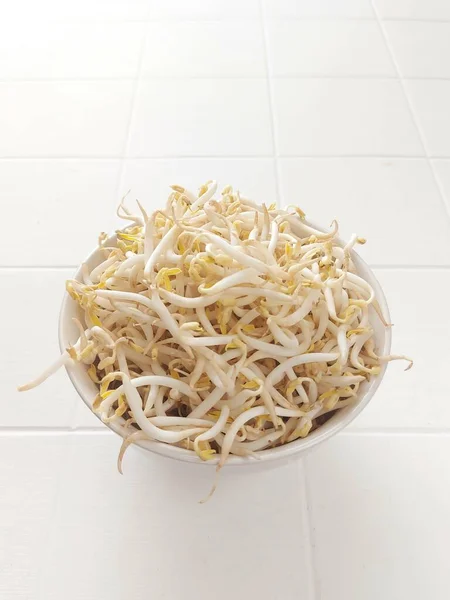豆芽堆在一个碗里 白色的孤立背景 — 图库照片
