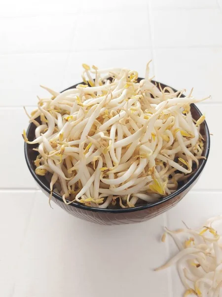 豆芽堆在一个碗里 白色的孤立背景 — 图库照片