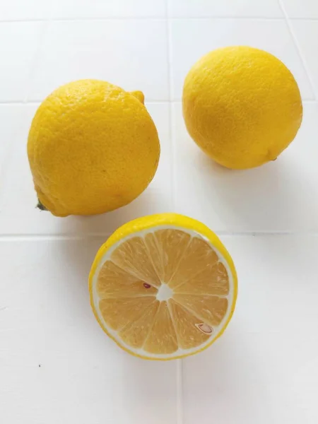 Zitronen Und Zitronenscheiben Auf Dem Weißen Boden Isolierter Hintergrund Weiß — Stockfoto