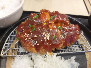 Gochujang soslu tavuk katsu. Kore Gochujang sosuyla karıştırılmış Japon otantik yemeği. Genellikle lahana ve pilav ile servis edilir..