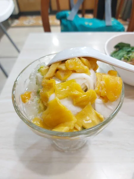 Pénztáros Hagyományos Desszert Indonéziából Avokádóból Kókuszból Jackfruitból Készült Jéggel Tejpasztával — Stock Fotó