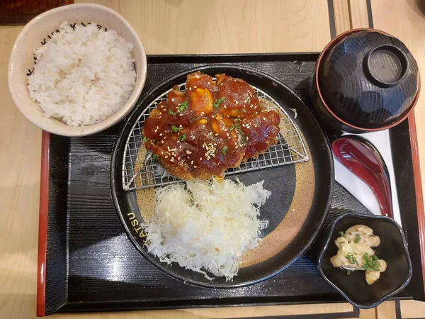 Gochujang Soslu Tavuk Katsu Miso Çorbası Pirinç Lahana Makarna Japonya — Stok fotoğraf