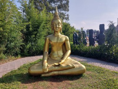 Bandung, Endonezya-Haziran 3 2023: Tayland Büyük Buda 'nın minyatürü veya Büyük Buda, Phra Buddha Maha Nawamin ve Mahaminh Sakayamunee Visejchaicharn. Mini çılgınlık, lembang, bant gübresi