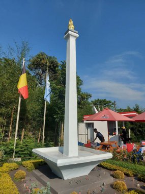 Bandung, Endonezya-Haziran 3-2023: monas veya monumen nasonal minyatürü, jakarta 'nın simgesi. Mini delilik, lembang, bant gübresi Endonezya 'da bulunur.