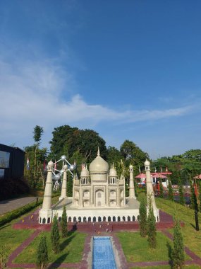 Bandung, Endonezya-Haziran 3 2023: Hindistan 'ın en ünlü ikonlarından biri olan Taj Mahal' in minyatürü. Minimania 'nın Bandung kentindeki yeni turizm bölgesinde yer almaktadır..