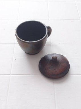 Beyaz masada kil cam ve kapak var. izole arkaplan