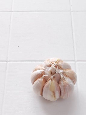 Beyaz masada çiğ sarımsak. izole arkaplan