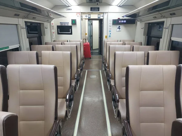 2023年6月4日インドネシア バンドン アルゴ パライアンガン 列車のプレミアムエコノミークラス座席数列 — ストック写真