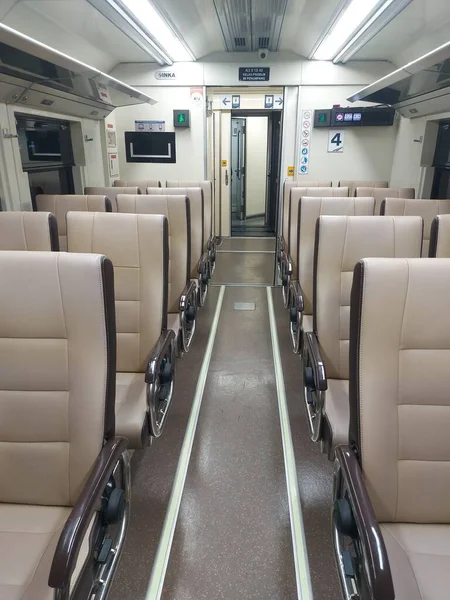 2023年6月4日インドネシア バンドン アルゴ パライアンガン 列車のプレミアムエコノミークラス座席数列 — ストック写真