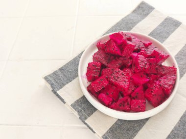 ejderha meyvesi ya da pitaya ya da pitahaya. Meksika 'nın güneyinde ve Pasifik kıyıları boyunca çeşitli farklı türlerin meyveleridir. 