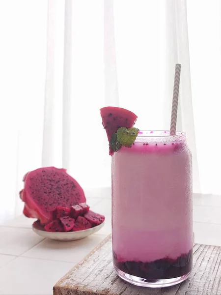 Koreanische Drachenfruchtmilch Auf Transparentem Glas Bestehen Aus Drachenfruchtmarmelade Und Milch — Stockfoto