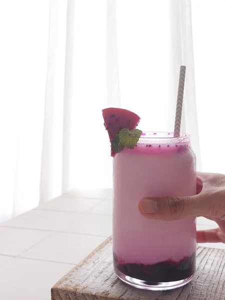 Koreanische Drachenfruchtmilch Auf Transparentem Glas Bestehen Aus Drachenfruchtmarmelade Und Milch — Stockfoto