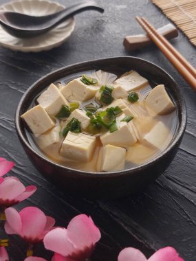 Miso çorbası. Bu geleneksel bir Japon geleneği. Adenhistockun karışımından oluşuyor. Yumuşakça karıştırılıyor. Ek olarak, birçok isteğe bağlı bileşen var.