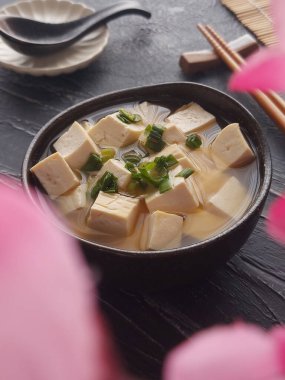 Miso çorbası. Bu geleneksel bir Japon geleneği. Adenhistockun karışımından oluşuyor. Yumuşakça karıştırılıyor. Ek olarak, birçok isteğe bağlı bileşen var.