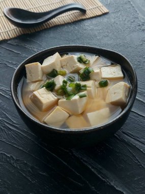 Miso çorbası. Bu geleneksel bir Japon geleneği. Adenhistockun karışımından oluşuyor. Yumuşakça karıştırılıyor. Ek olarak, birçok isteğe bağlı bileşen var.