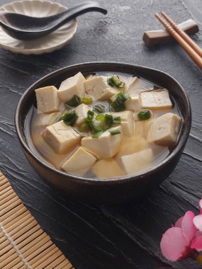 Miso çorbası. Bu geleneksel bir Japon geleneği. Adenhistockun karışımından oluşuyor. Yumuşakça karıştırılıyor. Ek olarak, birçok isteğe bağlı bileşen var.