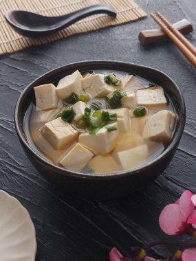 Miso çorbası. Bu geleneksel bir Japon geleneği. Adenhistockun karışımından oluşuyor. Yumuşakça karıştırılıyor. Ek olarak, birçok isteğe bağlı bileşen var.