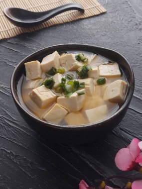 Miso çorbası. Bu geleneksel bir Japon geleneği. Adenhistockun karışımından oluşuyor. Yumuşakça karıştırılıyor. Ek olarak, birçok isteğe bağlı bileşen var.