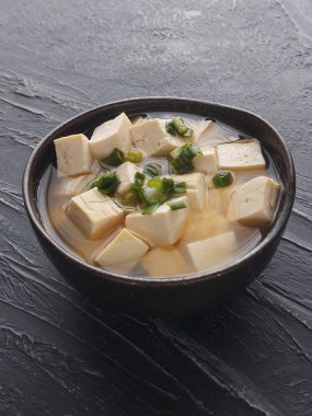 Miso çorbası. Bu geleneksel bir Japon geleneği. Adenhistockun karışımından oluşuyor. Yumuşakça karıştırılıyor. Ek olarak, birçok isteğe bağlı bileşen var.