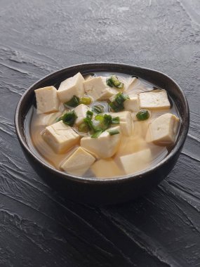 Miso çorbası. Bu geleneksel bir Japon geleneği. Adenhistockun karışımından oluşuyor. Yumuşakça karıştırılıyor. Ek olarak, birçok isteğe bağlı bileşen var.